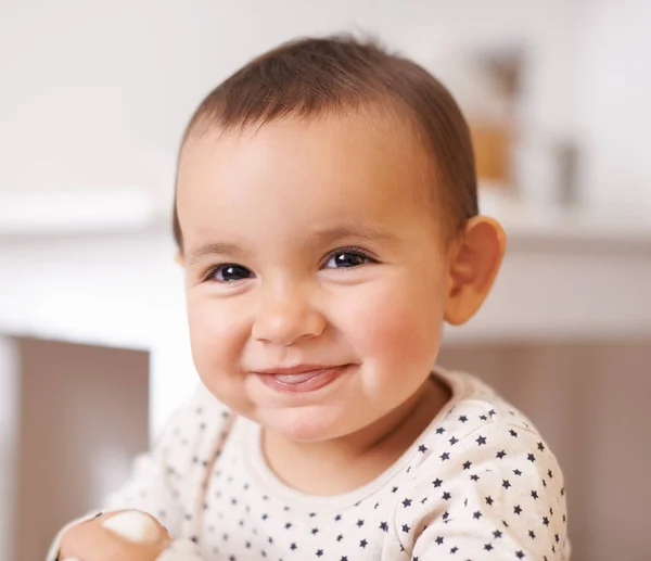 Isso Sorriso Retrato Uma Menina Adorável Casa — Fotografia de Stock