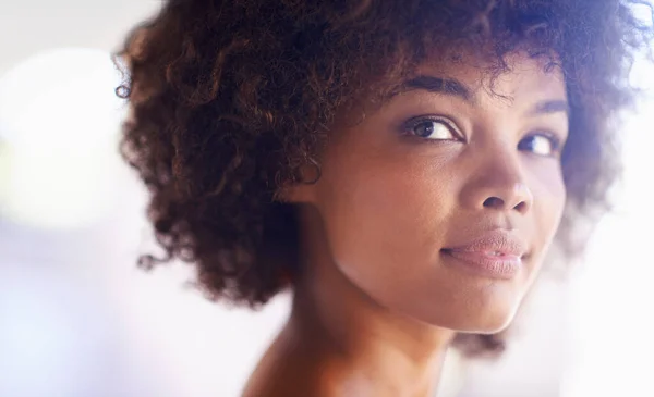 Ela Tem Uma Beleza Natural Uma Jovem Mulher Confiante — Fotografia de Stock