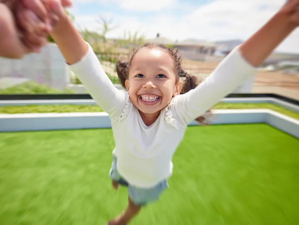 女の子の子供は幸せな 庭で楽しい屋外の親のポルノとサークルの動きで腕で子供をスイング親の手 緑の芝生の風景公園で家族の遊びゲーム 若い幸福と子供たち面白い笑顔 — ストック写真