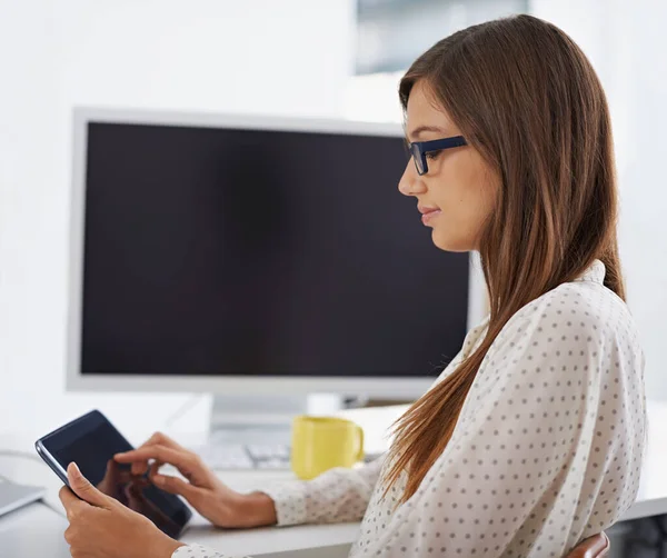 随着科技的发展 你什么也做不了了 一位年轻女性坐在办公桌前使用数码平板电脑的简况照片 — 图库照片