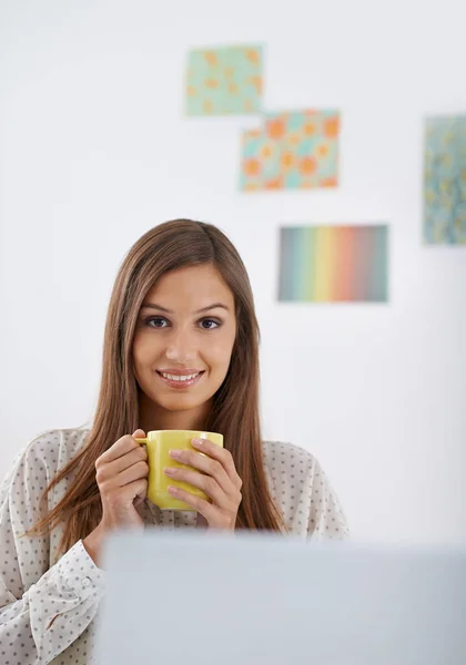 我会停止喝咖啡 但我不会放弃的 一个年轻女人坐在办公室里喝咖啡的画像 — 图库照片
