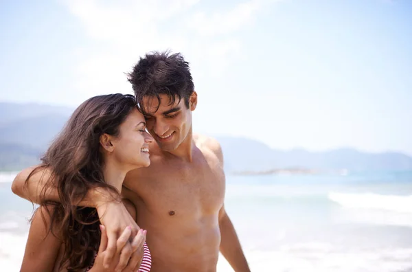 Liebe Liegt Der Luft Ein Junges Paar Genießt Einen Strandurlaub — Stockfoto