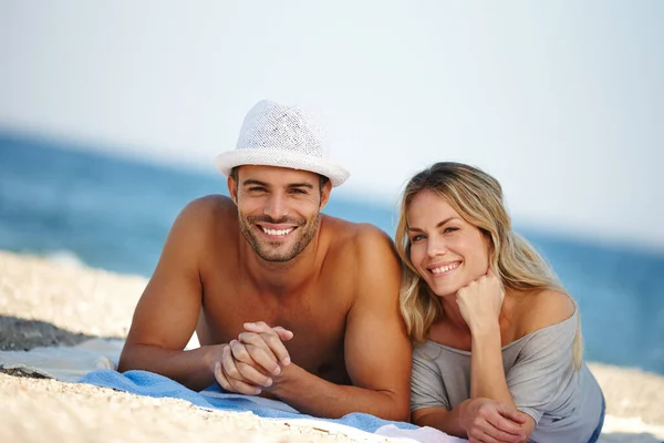 Adoro Idílico Como Esta Praia Retrato Jovem Casal Feliz Deitado — Fotografia de Stock