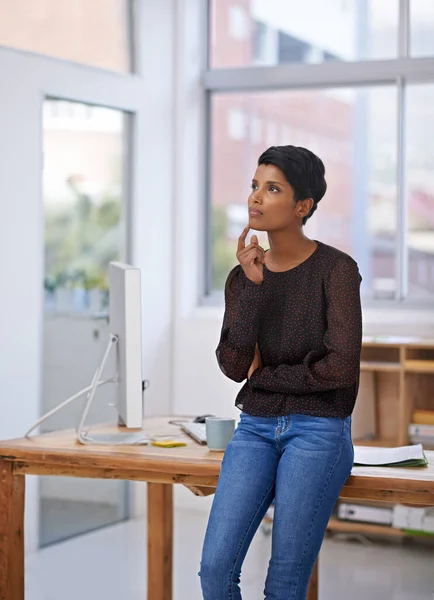 Nieuwe Ideeën Laten Ronddwalen Een Mooie Jonge Vrouw Verloren Gedachten — Stockfoto