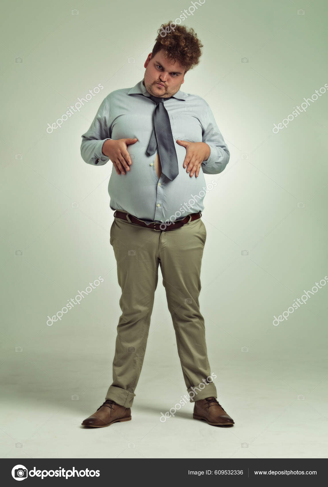 Veux Peu Plan Complet D'un Homme Surpoids Tenant Son Ventre