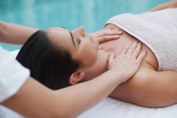 Ultieme Ontspanning Naast Het Zwembad Een Aantrekkelijke Vrouw Genieten Van — Stockfoto