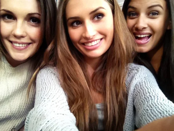 Sempre Tempo Para Uma Selfie Três Lindas Jovens Mulheres Tirando — Fotografia de Stock