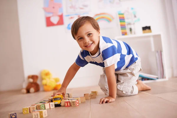 遊びは楽しい時間です 彼の部屋に彼の建物のブロックやおもちゃで遊んでかわいい男の子の肖像画 — ストック写真