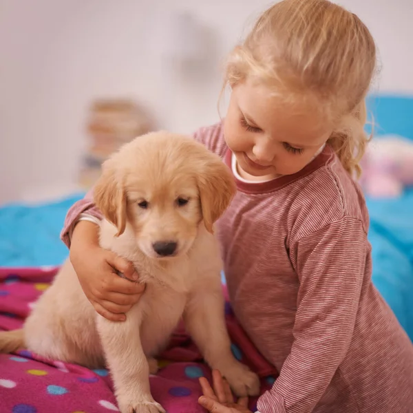 Inquiète Pas Chiot Occuperai Toi Plan Recadré Une Petite Fille — Photo