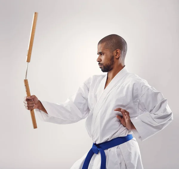 Trzyma Nunczako Jak Zawodowiec Afrykanin Uprawiający Karate — Zdjęcie stockowe