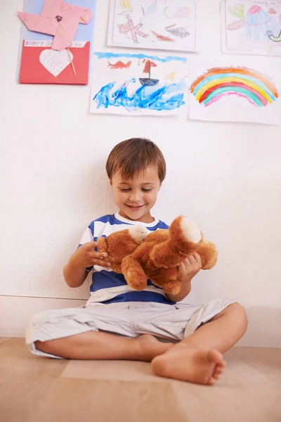 テディと楽しい時間を 小さな男の子が自分の部屋でテディベアと遊んでいて — ストック写真