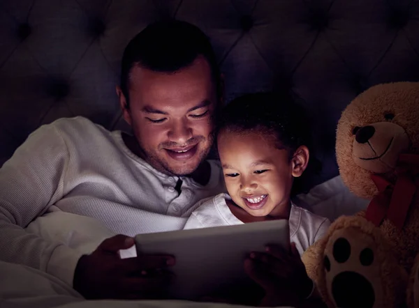 Man Kind Digitale Tablet Streaming Films Cartoon Spel Bed Nachts — Stockfoto