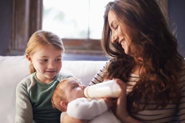 Elle Aime Petite Sœur Une Photo Une Famille Passant Temps — Photo