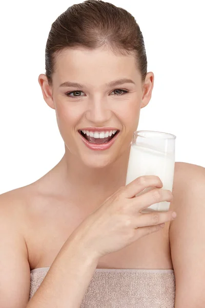彼女が必要とする全てのカルシウムを得る 笑顔の10代の女の子がミルクのグラスを持って — ストック写真