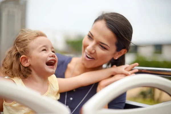 Rustig Aan Jongedame Een Moeder Kijken Naar Haar Dochter Terwijl — Stockfoto