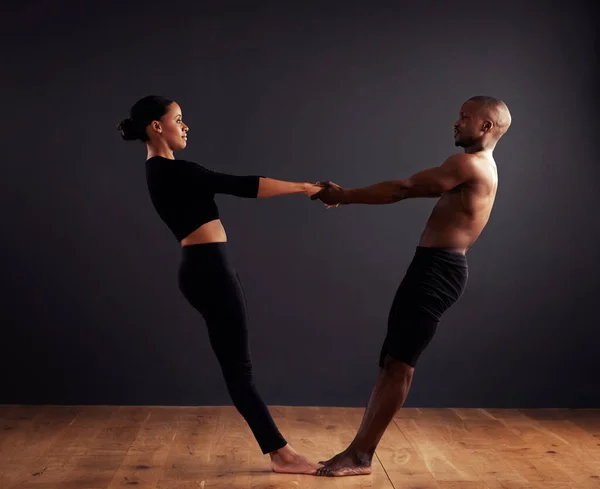 Confiança Colaboração Uma Dançarina Contemporânea Feminina Masculina Realizando Uma Pose — Fotografia de Stock