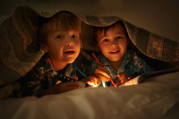 Mama Powiedziała Światło Odstrasza Złe Rzeczy Portret Dwóch Braci Leżących — Zdjęcie stockowe