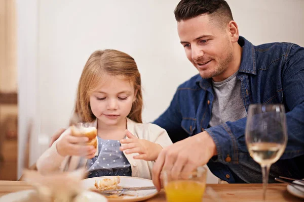 你完成了 亲爱的 一个年轻的父亲和他的女儿坐在家里吃饭 — 图库照片