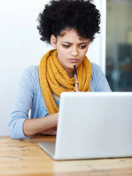 Completando Uma Tarefa Online Uma Jovem Atraente Sentada Seu Laptop — Fotografia de Stock
