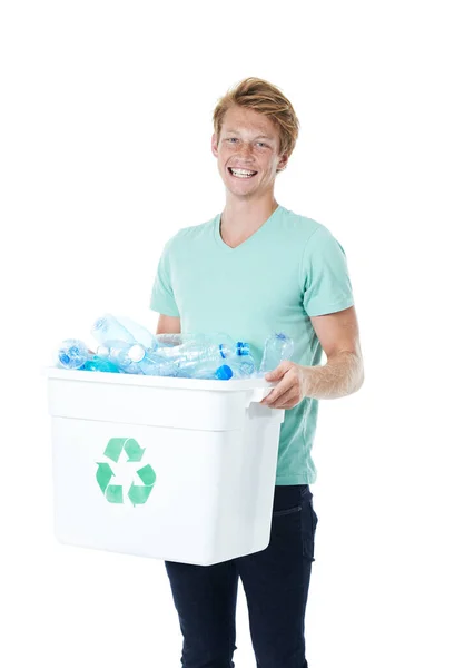 花些时间来循环利用 一个红头发的快乐年轻人拿着一个装满空塑料瓶的回收桶 — 图库照片