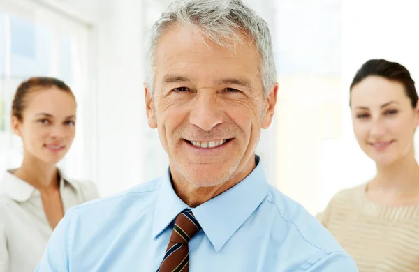 Hombre Negocios Sonriente Con Colega Fondo Feliz Ejecutivo Negocios Senior —  Fotos de Stock