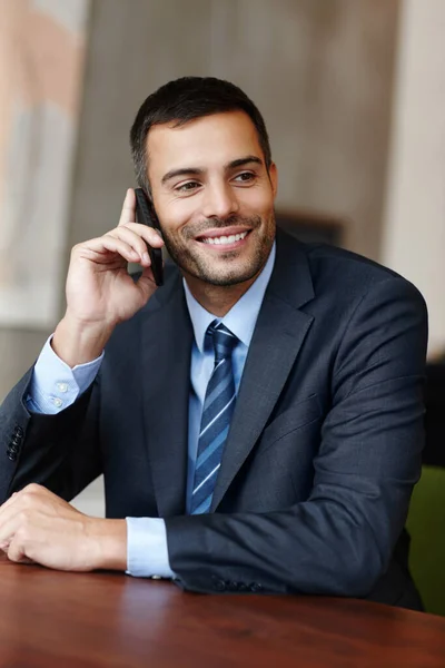 Chatten Mit Einem Kollegen Ein Hübscher Junger Geschäftsmann Telefoniert Mit — Stockfoto