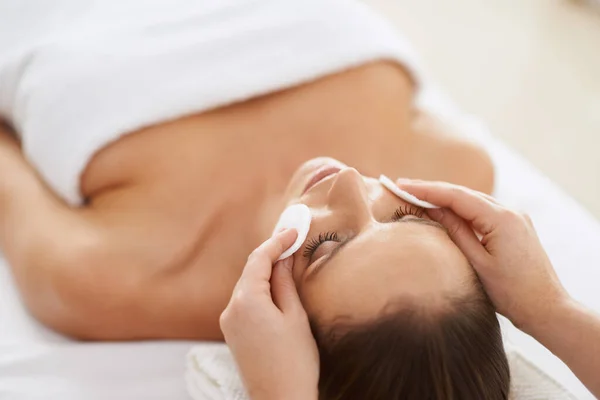 Erasing Cares Week Beautiful Young Woman Receiving Facial Treatment — Stock Photo, Image