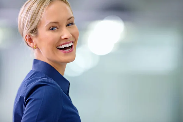 Sourire Conclu Nombreuses Offres Portrait Une Jeune Femme Souriante Bureau — Photo