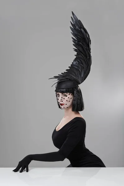 Flügel Und Ein Gebet Eine Junge Frau Einer Flügelförmigen Kopfbedeckung — Stockfoto