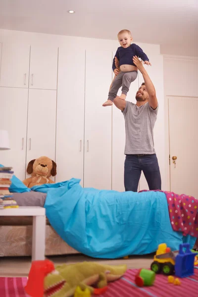 Papás Pequeño Superhombre Padre Joven Jugando Con Hijo Pequeño Casa — Foto de Stock