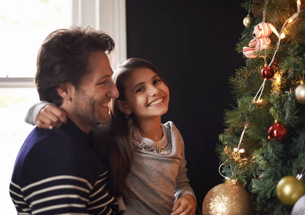 Noel Seviyorum Genç Bir Kız Babası Noel Ağacının Yanında Duruyorlar — Stok fotoğraf