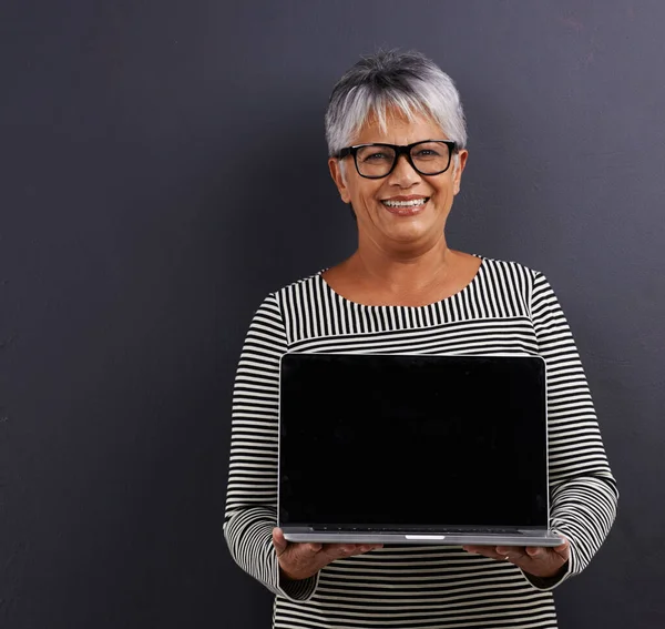 Nieuwe Trucjes Leren Haar Laptop Portret Van Een Volwassen Vrouw — Stockfoto