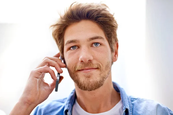 Organizar Meu Dia Com Telefonema Jovem Empresário Falando Telefone — Fotografia de Stock