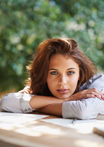 Schreiben Der Sonne Porträt Einer Schönen Jungen Frau Die Entspannter — Stockfoto