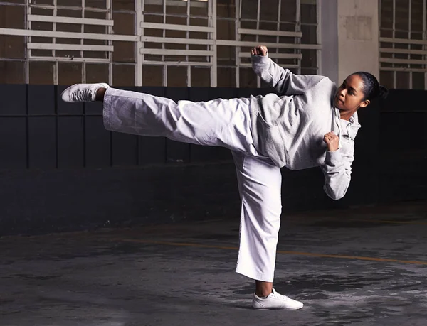 Denge Hız Dövüş Sanatlarında Anahtardır Dövüş Sanatları Eğitimi Alan Genç — Stok fotoğraf