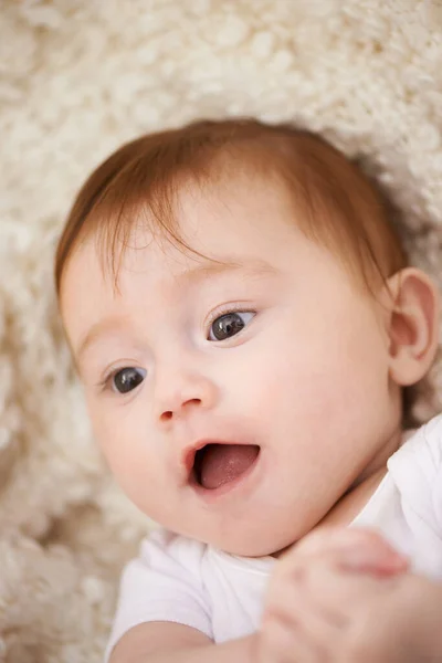 Mondo Completamente Nuovo Una Adorabile Bambina Con Capelli Rossi — Foto Stock