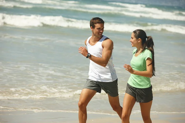 Amore Del Fitness Una Giovane Coppia Che Jogging Sulla Spiaggia — Foto Stock