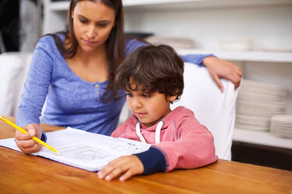 Eğitim Evde Başlar Bir Anne Oğluna Ödevlerinde Yardım Ediyor — Stok fotoğraf