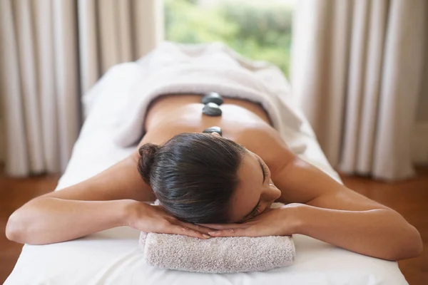 Receber Uma Massagem Pedra Quente Uma Mulher Atraente Desfrutando Tratamento — Fotografia de Stock