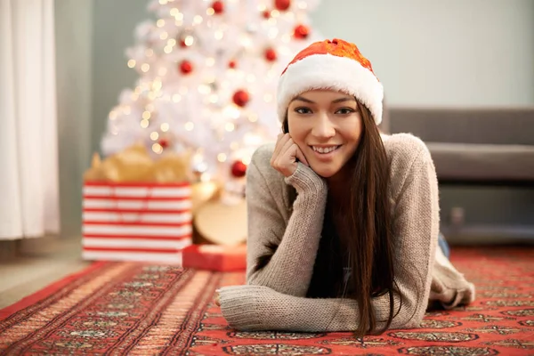 Kerstgejuich Portret Van Een Aantrekkelijke Jonge Vrouw Liggend Vloer Kerstavond — Stockfoto