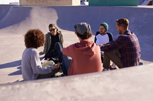 Koelen Kom Een Groep Vrienden Die Rondhangen Zon Een Skatepark — Stockfoto