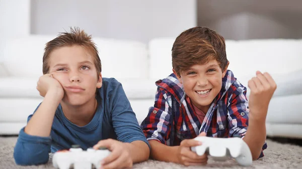 Επιτέλους Κέρδισα Ένα Νεαρό Αγόρι Γιορτάζει Κερδίζοντας Ένα Βιντεοπαιχνίδι Ενώ — Φωτογραφία Αρχείου
