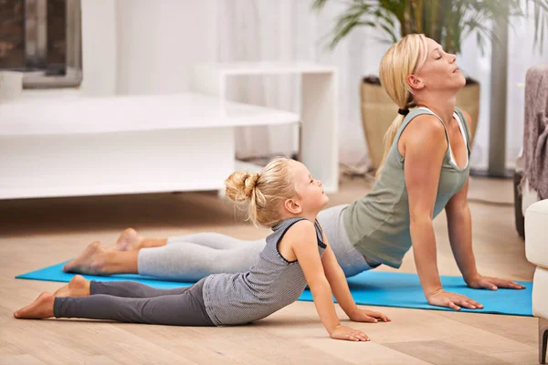 Yoga Aucune Limite Âge Plan Complet Une Mère Fille Faisant — Photo