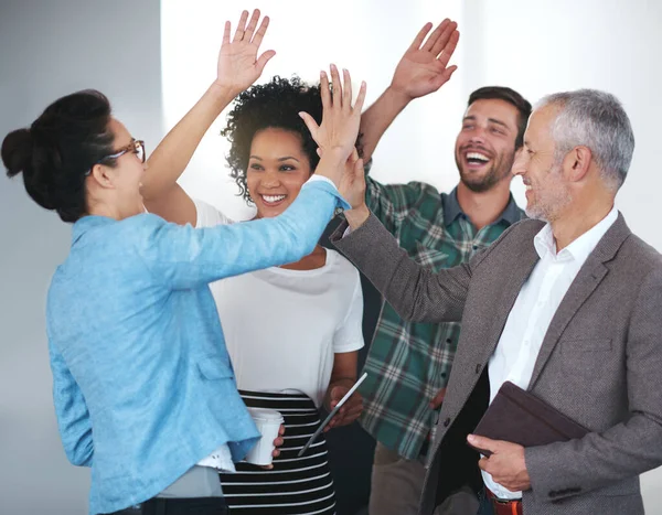 Squadra Gruppo Colleghi Positivi Che Alzano Cinque Anni Piedi Ufficio — Foto Stock