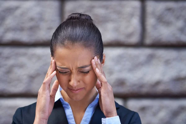 Press Stressad Ung Affärskvinna Med Händerna Tinningarna — Stockfoto