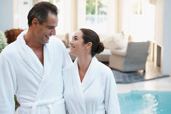 Liebevoller Blick Nach Dem Schwimmen Nachmittag Ein Paar Bademänteln Neben — Stockfoto