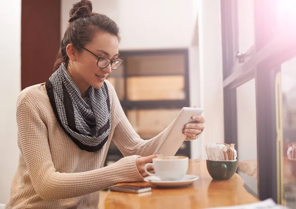 Umawia Się Kawę Kolegą Techno Młoda Kobieta Używająca Tabletu Cyfrowego — Zdjęcie stockowe