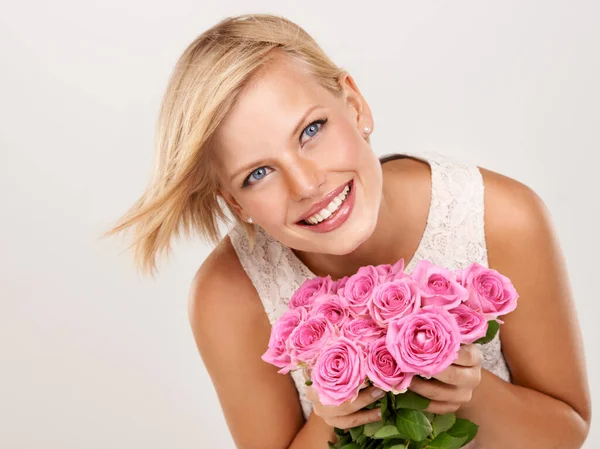 Älskar Hennes Nya Blommor Attraktiv Ung Kvinna Med Arrangemang Rosa — Stockfoto
