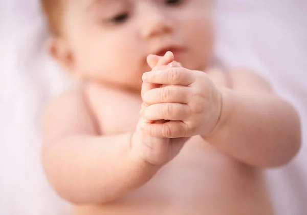 Encontrando Sus Dedos Una Foto Recortada Una Adorable Niña Acostada — Foto de Stock