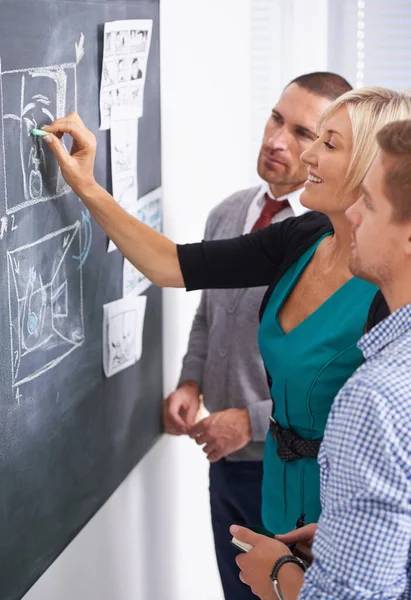 創造性とチームワーク 事務所の黒板に絵を描くビジネスマンのチーム — ストック写真
